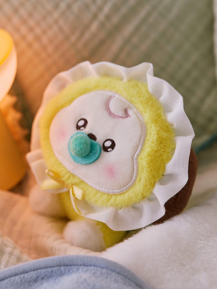 BT21 CHIMMY BABY PLUSH NEWBORN SEASON 2 officiel : peluche CHIMMY en tenue bébé, sur plaid doux en chambre.