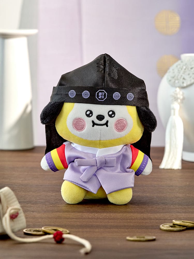 BT21 CHIMMY BABY Premium K Edition Sitting Doll : peluche CHIMMY assise, tenue K-éditions, ambiance chambre sur table