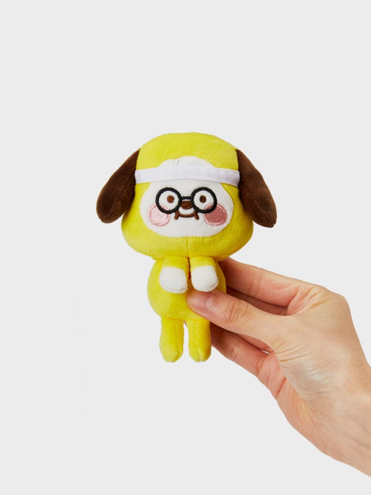 BT21 CHIMMY BABY STUDY WITH ME MONITOR DOLL officiel : peluche CHIMMY jaune aux lunettes, tenue à la main, fond blanc