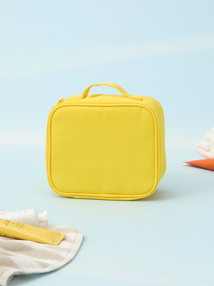 BT21 CHIMMY BASIC MULTI POUCH (M) LINE FRIENDS, pochette jaune avec poignée, sur fond bleu ciel, design Chimi mignon