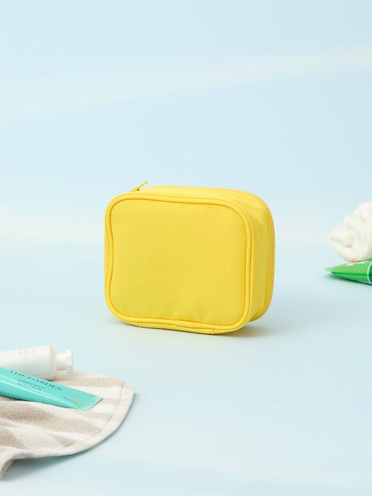 BT21 CHIMMY BASIC MULTI POUCH (S) LINE FRIENDS : pochette jaune avec visage Chimy, décor pastel sur fond bleu clair.