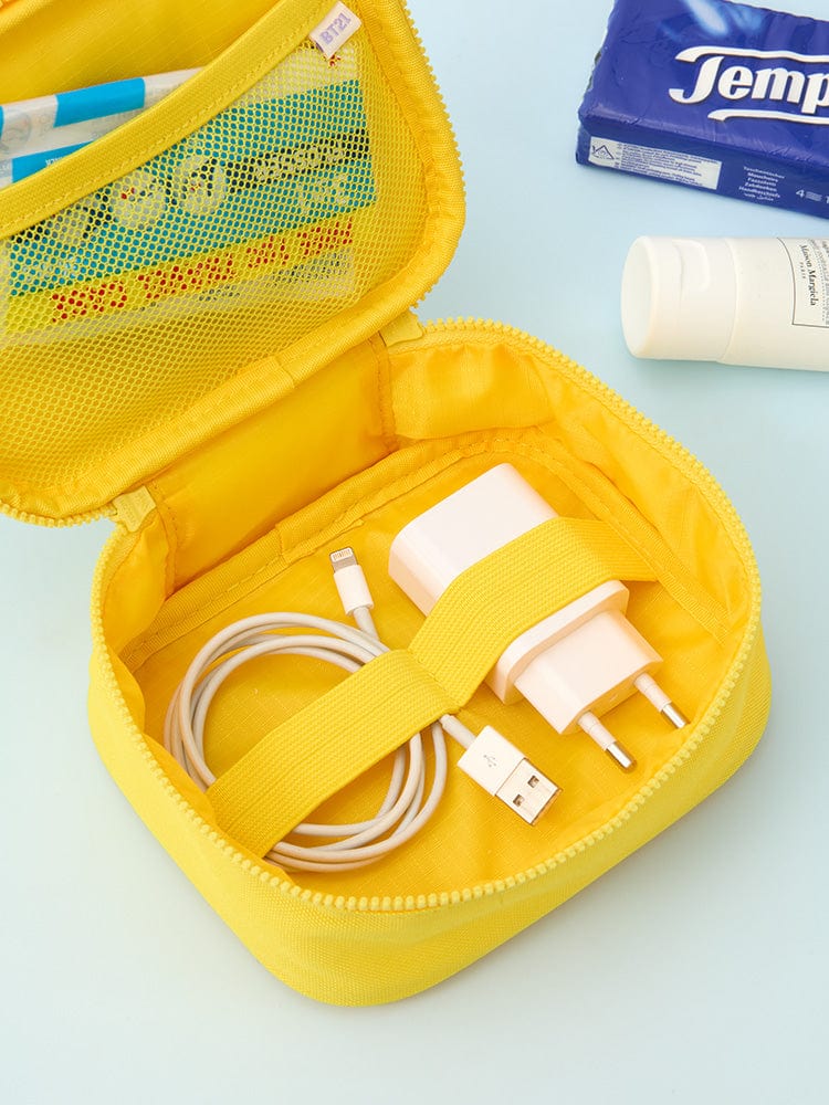 BT21 CHIMMY BASIC MULTI POUCH (S) LINE FRIENDS : pochette jaune ouverte avec câbles et chargeurs, sur fond blanc