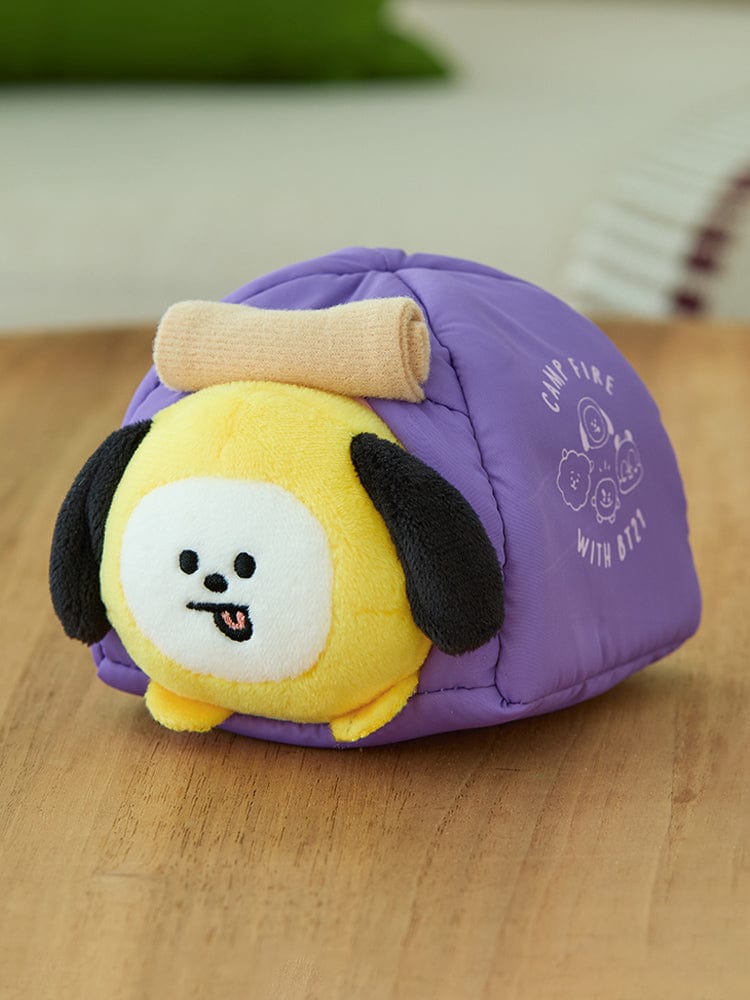 BT21 CHIMMY DOLL CAMPFIRE LINE FRIENDS peluche CHIMMY au camping, décor chambre, sur table bois