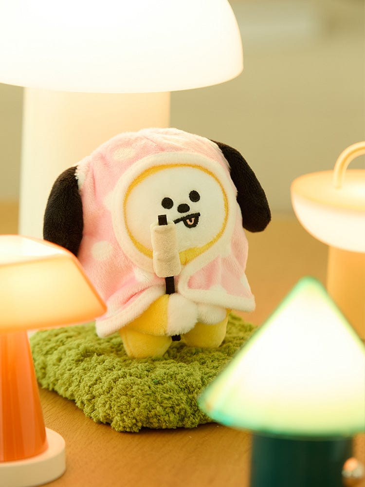 BT21 CHIMMY DOLL KEYRING CAMPFIRE : porte-clés officiel LINE FRIENDS, Chimy au style feu de camp, sur un coussin vert.