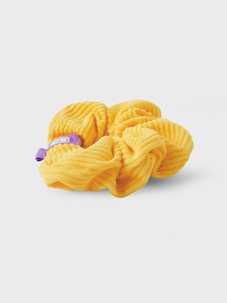BT21 CHIMMY HAIR SCRUNCHIE NEW BASIC EDITION, scrunchie jaune avec petit chien CHIMMY, style kawaii LINE FRIENDS, fond clair.