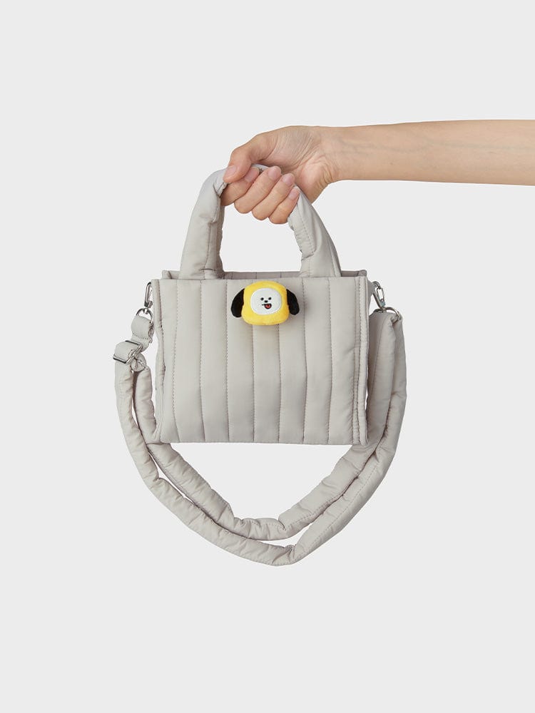 BT21 CHIMMY QUILTED BAG WITH FACE PLUSH BADGE WINTER EDITION : sac matelassé gris avec badge peluche CHIMMY, porté en hiver.