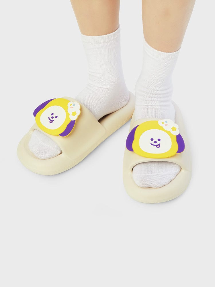 BT21 CHIMMY SLIPPERS ON THE CLOUD EDITION : chaussons officiels LINE FRIENDS sur pieds, motif CHIMMY sur nuage.