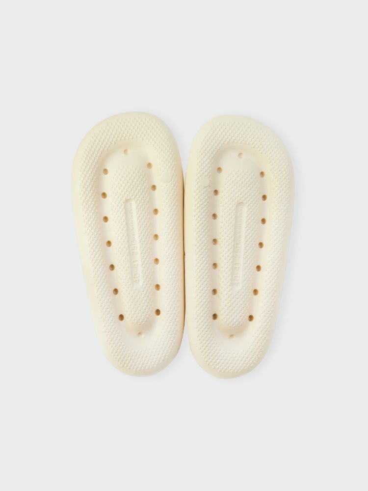 BT21 CHIMMY SLIPPERS ON THE CLOUD EDITION : chaussons officiels LINE FRIENDS en forme de nuages, visuel sur fond clair.