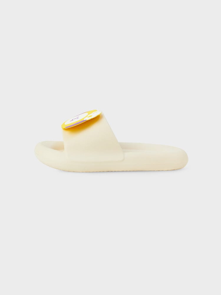 BT21 CHIMMY SLIPPERS ON THE CLOUD EDITION de LINE FRIENDS, chaussons kawaii CHIMMY sur fond clair, style nuages.