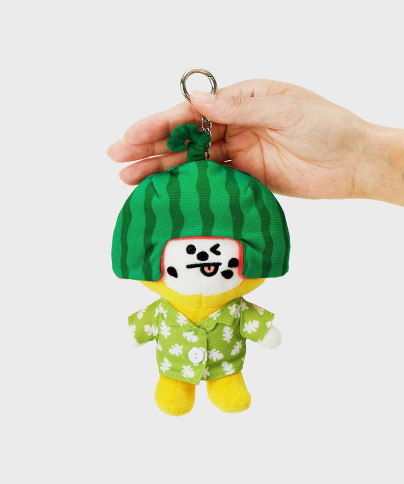 BT21 CHIMMY SUMMER LANE BODY BAG CHARM : porte-clés CHIMMY LINE FRIENDS en main, sac à dos, été vert sur fond blanc.