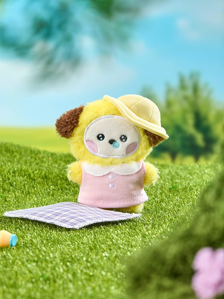BT21 CHIMMY mini minini PLUSH PICNIC MATE : peluche CHIMMY sur une nappe pique-nique en herbe, jardin printanier.