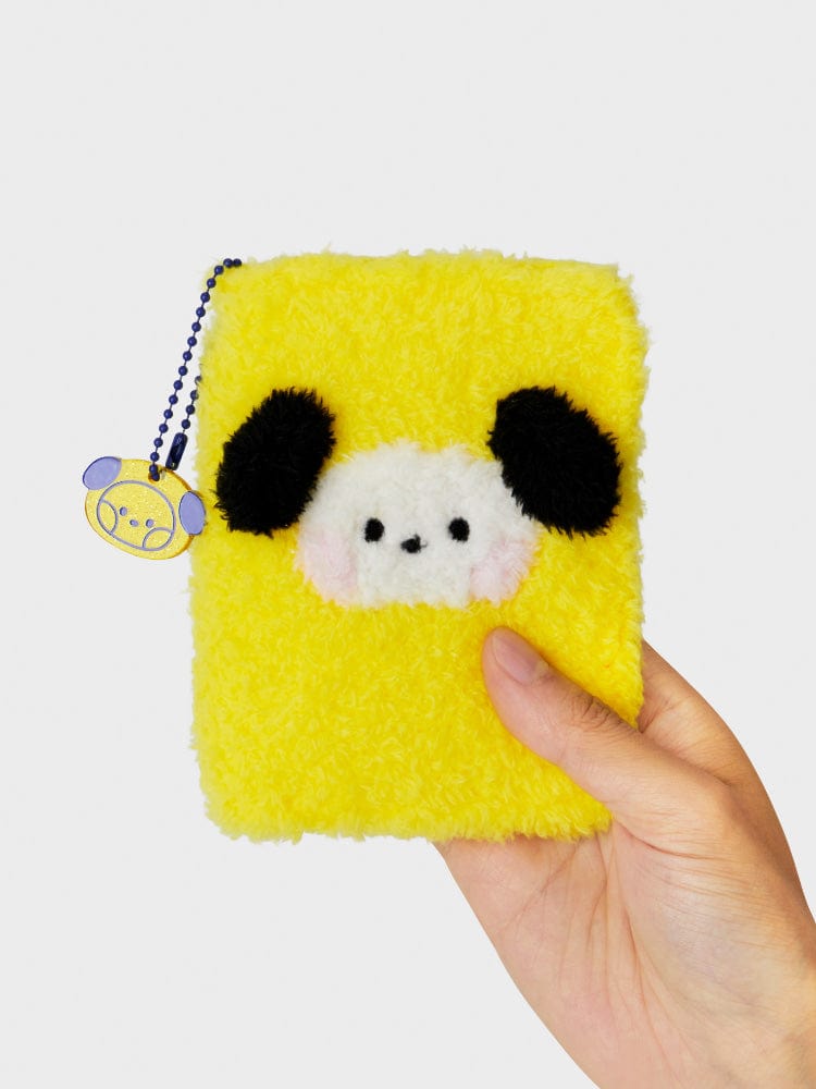 BT21 CHIMMY minini PHOTO BINDER GLITTER EDITION LINE FRIENDS : mini classeur photo pailleté jaune CHIMMY, main tenant le produit.