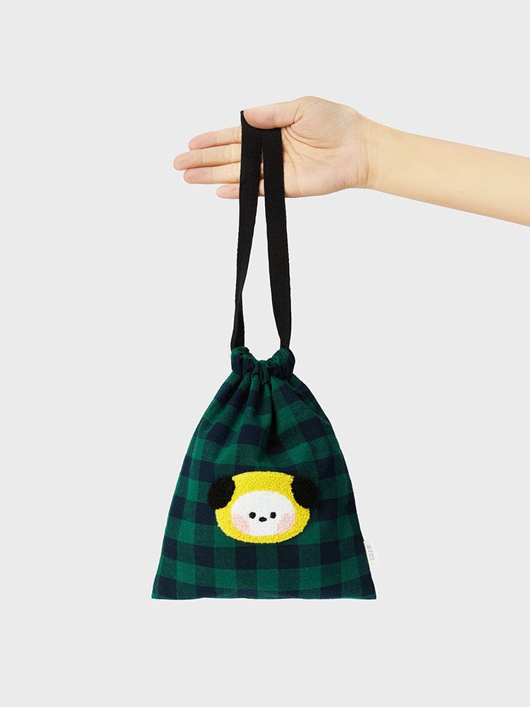 BT21 CHIMMY minini STRING POUCH BASIC : pochette string officielle LINE FRIENDS verte à carreaux, tenue en main, fond clair.