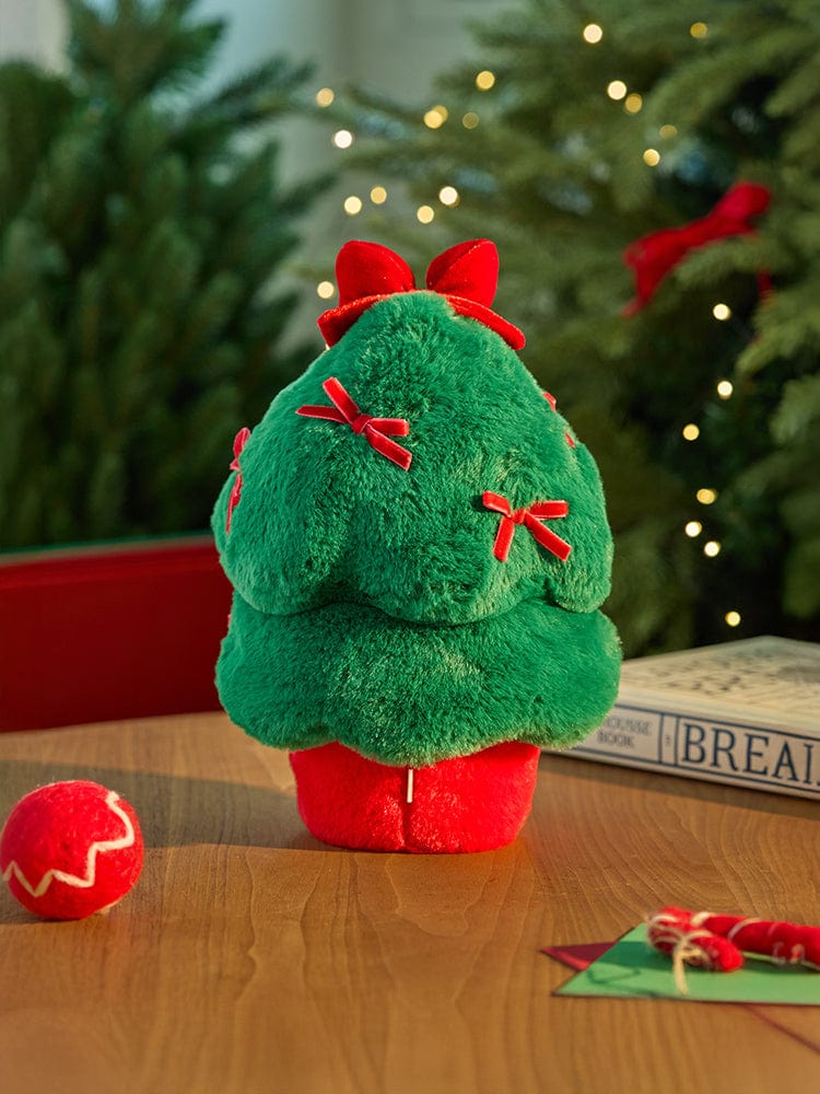BT21 CHIMMY minini TREE PLUSH PETITE HOLIDAY : peluche CHIMMY près d’un sapin, ambiance vacances, décor Noël.