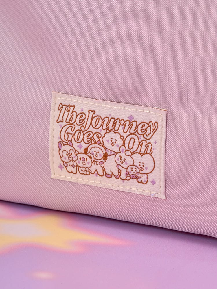 BT21 CLEAR POCKET MULTI CROSSBODY BAG THE JOURNEY, bandoulière rose, étiquette The Journey Goes Om, détail visuel.