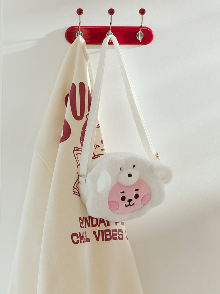 BT21 COOKY BABY CROSSBODY BAG FLUFFY, pochette en bandoulière officielle LINE FRIENDS avec peluche blanche, sur un crochet.