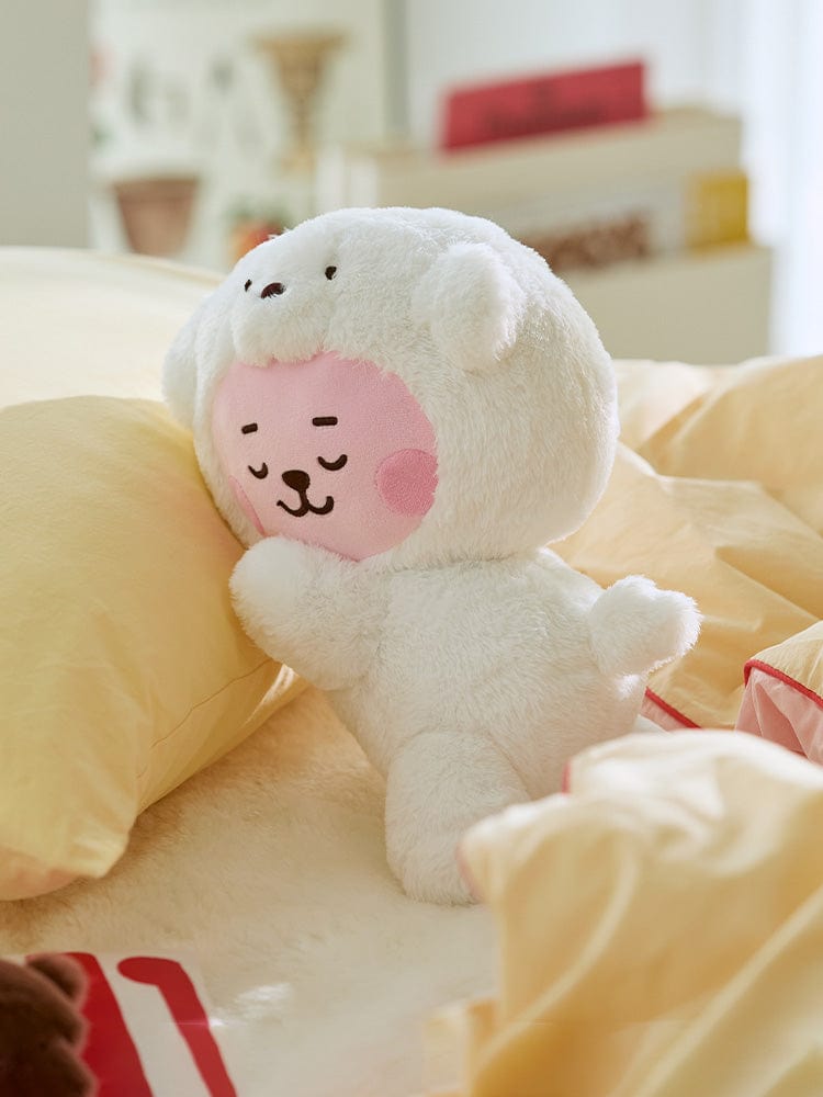 BT21 COOKY BABY LYING DOLL FLUFFY, peluche officielle LINE FRIENDS, bébé COOKY allongé sur lit, décor chambre