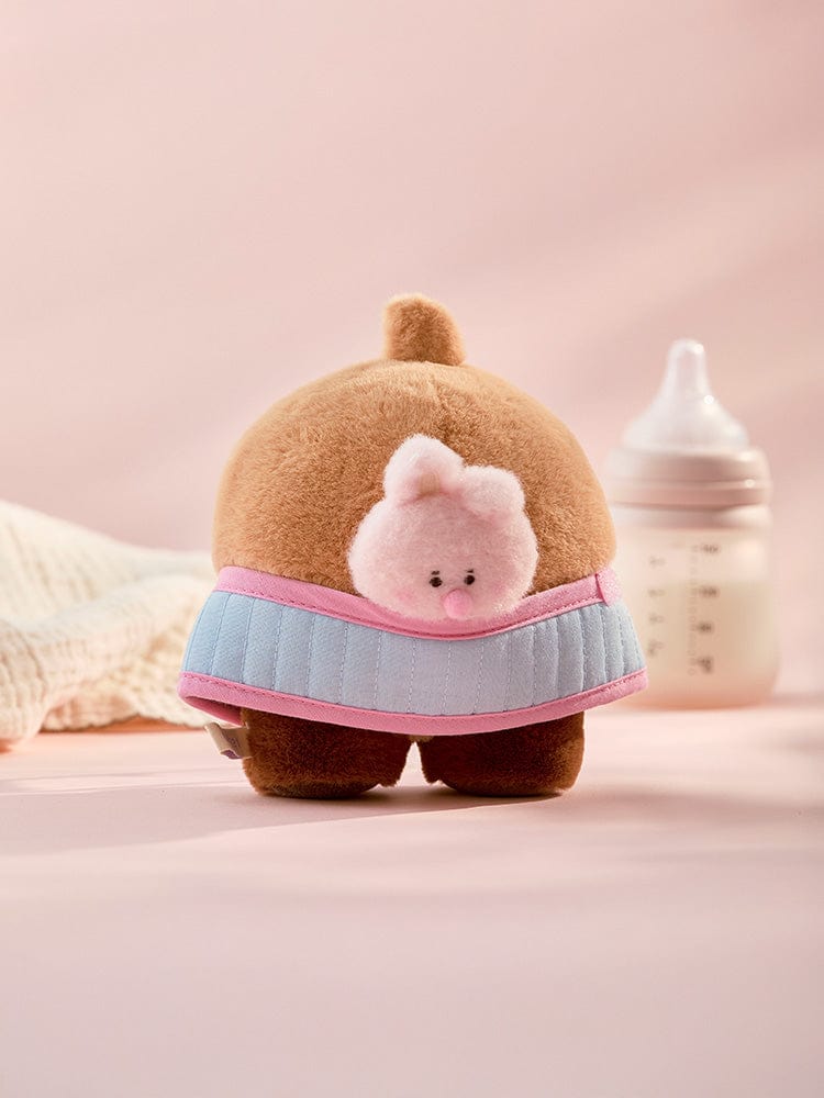 BT21 COOKY BABY PLUSH CLOSET - BABY SLING NEWBORN SEASON 2 : peluche COOKY dans un univers bébé, biberon et plaid.