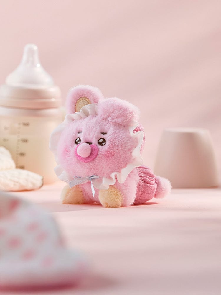 BT21 COOKY BABY PLUSH NEWBORN SEASON 2, peluche officielle LINE au style bébé lapin musclé, dans une chambre rose avec biberon