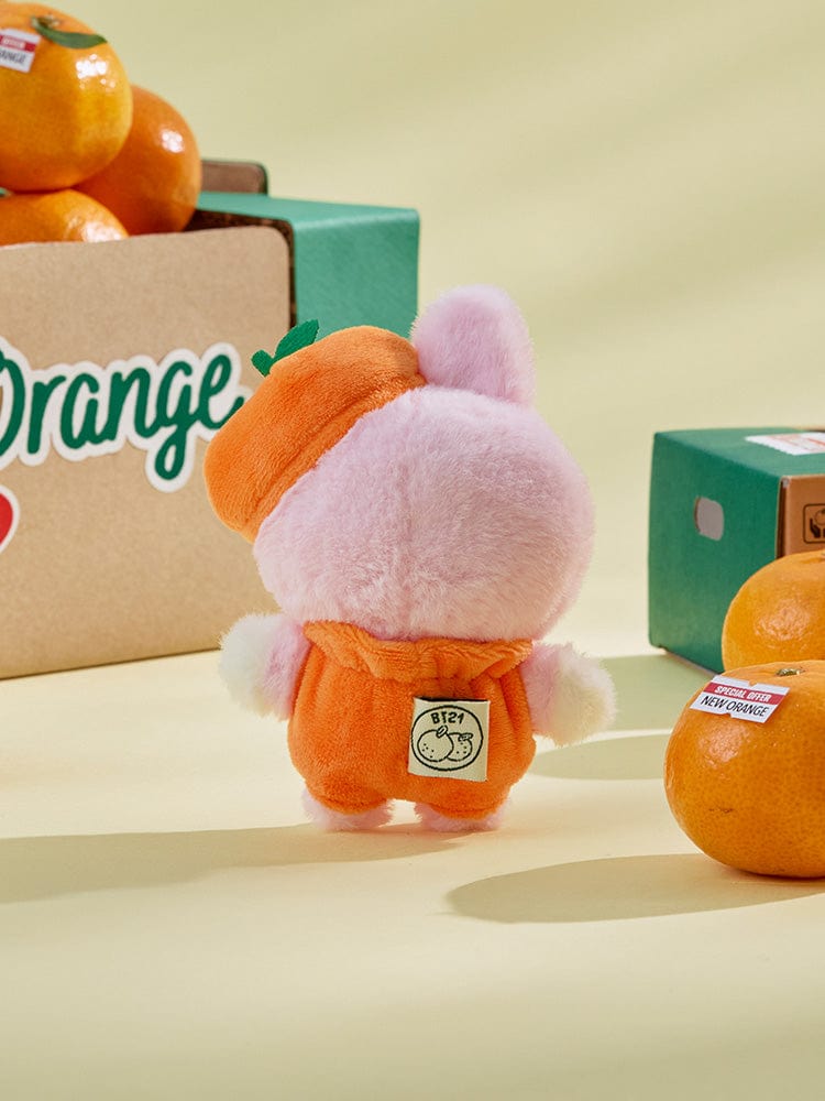 BT21 COOKY BABY PLUSH ORANGE PARTY : peluche officielle LINE, COOKY lapin orange, mise en scène “Orange Party” sur étagère.