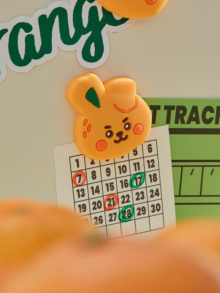 BT21 COOKY BABY SILICONE MAGNET ORANGE PARTY : magnet lapin musclé COOKY orange, déco papeterie LINE FRIENDS, sur calendrier