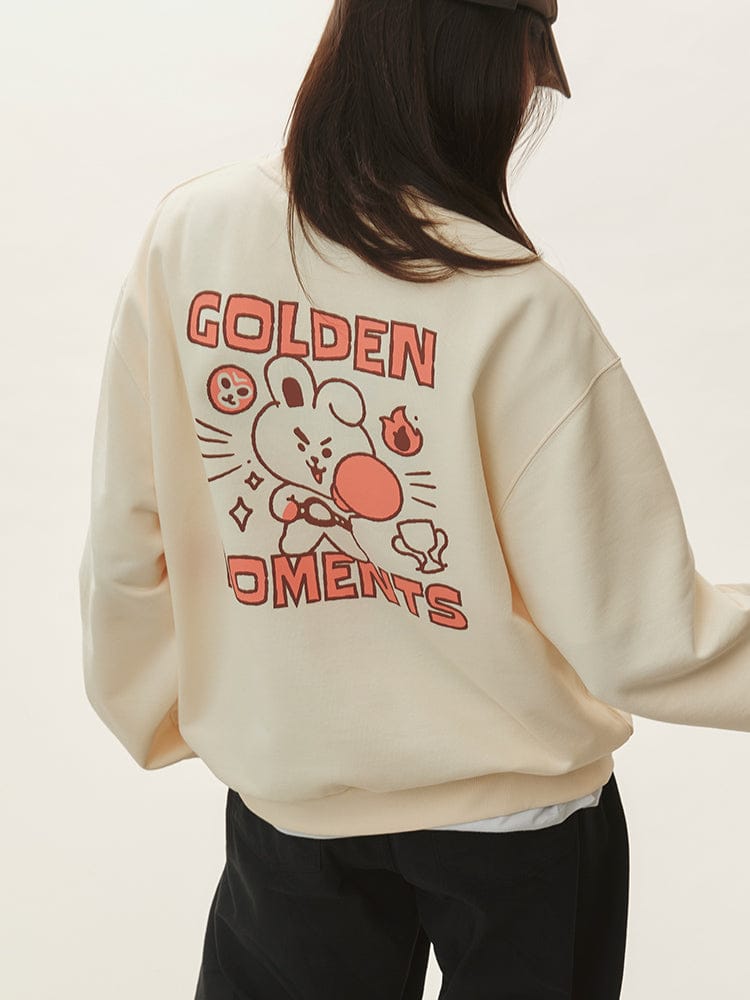 BT21 COOKY BASIC SWEATSHIRT 2025 F/W LINE FRIENDS : sweat crème COOKY “Golden Moments” porté, style K-pop, studio