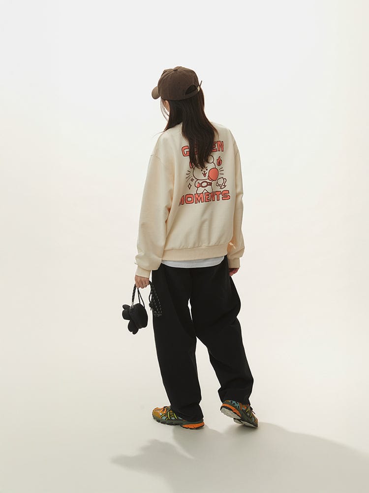 BT21 COOKY BASIC SWEATSHIRT 2025 F/W LINE FRIENDS : sweat crème avec COOKY, modèle de dos en studio blanc.