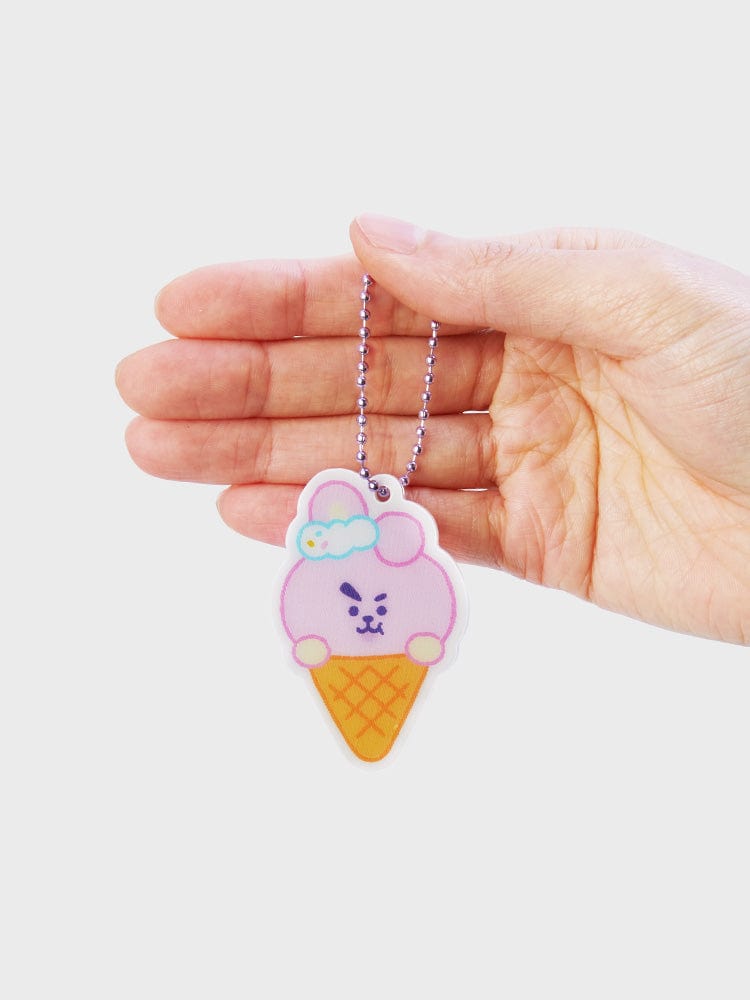 BT21 COOKY LENTICULAR 3D KEYRING ON THE CLOUD EDITION, porte-clés COOKY en main, design nuage, fond clair LINE FRIENDS