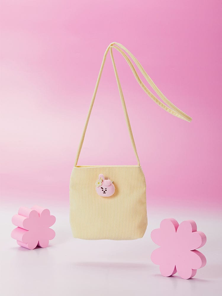 BT21 COOKY MINI CORDUROY CROSSBODY BAG SPRING DAYS, sac crossbody LINE FRIENDS en velours côtelé, sur fond rose printanier
