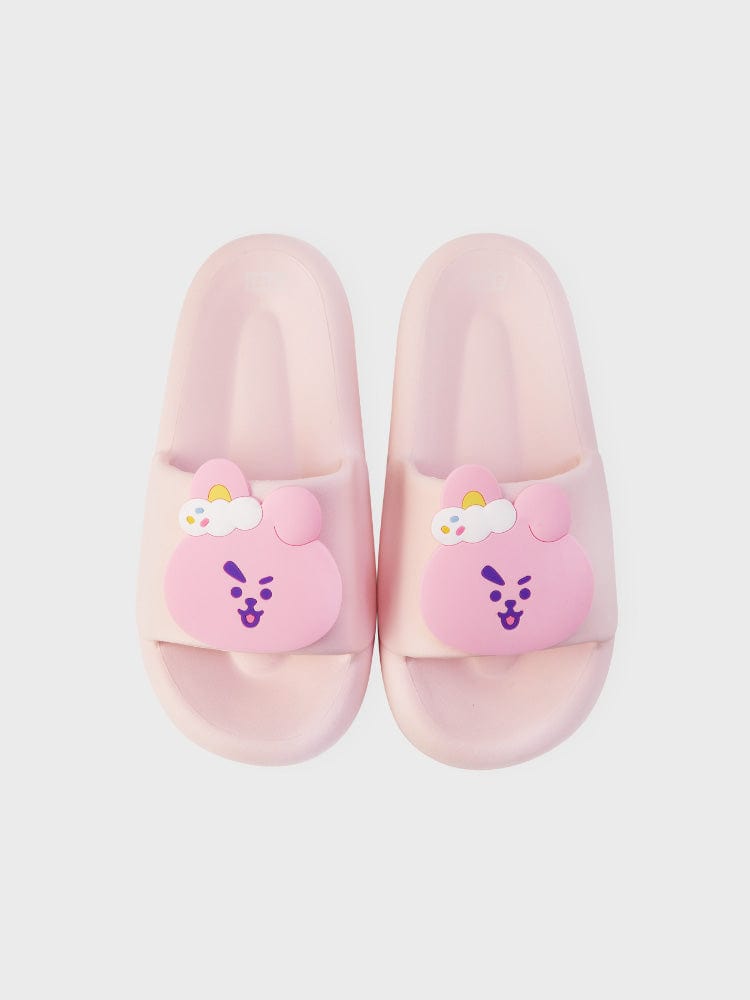 BT21 COOKY SLIPPERS ON THE CLOUD EDITION, chaussons rose kawaii LINE FRIENDS avec motif COOKY, sur fond clair.