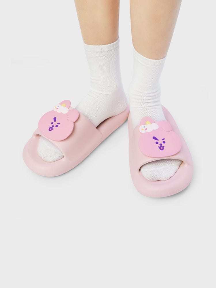 BT21 COOKY SLIPPERS ON THE CLOUD EDITION : chaussons roses kawaii LINE FRIENDS avec COOKY lapin musclé sur un fond clair.