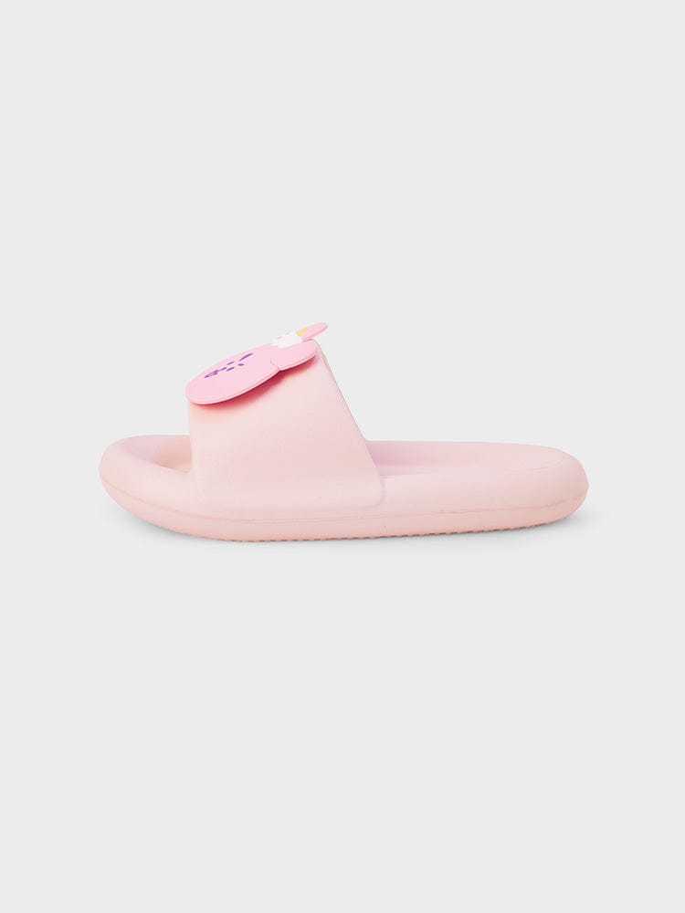 BT21 COOKY SLIPPERS ON THE CLOUD EDITION, chaussons roses LINE FRIENDS avec COOKY sur fond clair