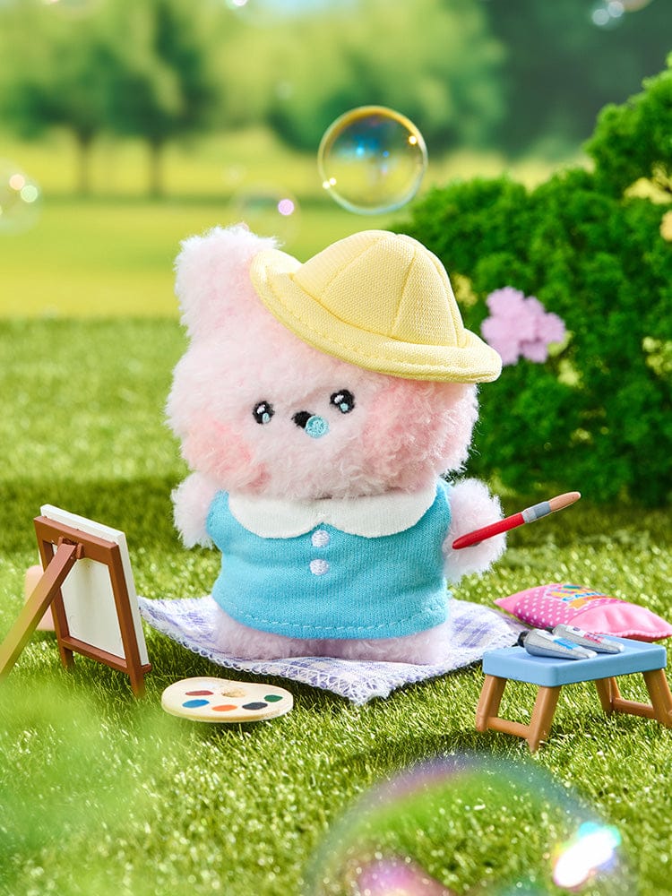 BT21 COOKY mini minini PLUSH PICNIC MATE : peluche COOKY Jungkook BTS, dans un décor pique-nique au jardin, vert et bulles.