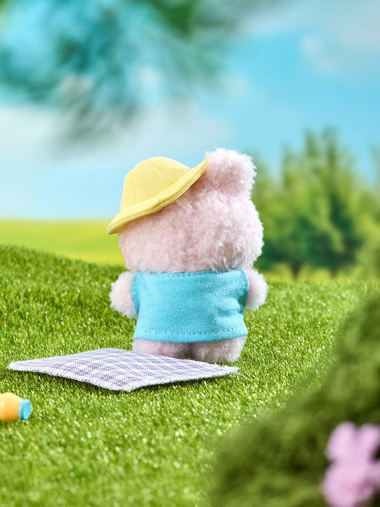 BT21 COOKY mini minini PLUSH PICNIC MATE, peluche COOKY de Jungkook BTS, sur herbe verte avec pique-nique bleu, décor