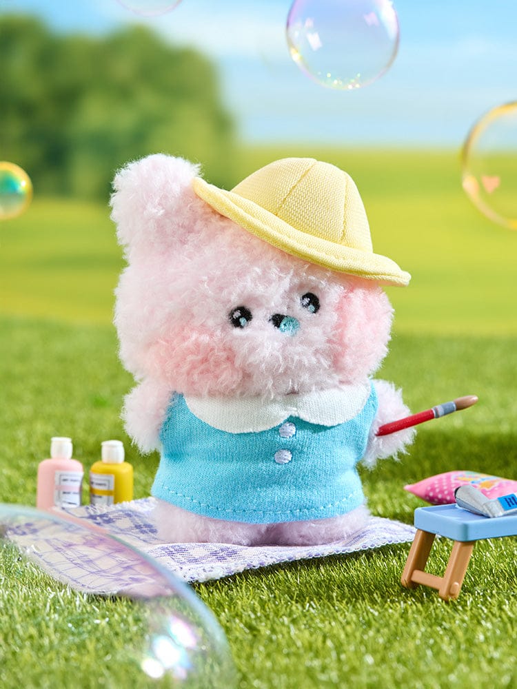 BT21 COOKY mini minini PLUSH PICNIC MATE : peluche COOKY sur pique-nique en herbe, bulles, accessoires, décor extérieur.