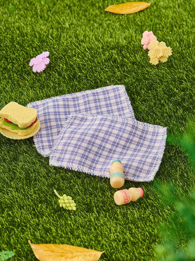 BT21 COOKY mini minini PLUSH PICNIC MATE peluche sur l’herbe en pique-nique, style décor chambre, marque BT21