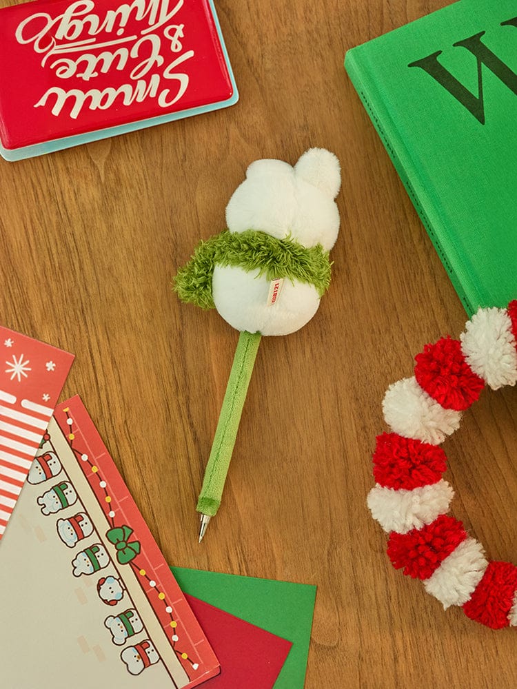 BT21 COOKY mini minini SNOWMAN PLUSH GEL PEN PETITE HOLIDAY : peluche COOKY sur stylo gel, fond bois, décor Noël