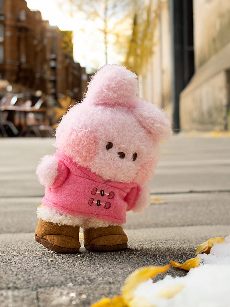 BT21 COOKY minini DOLL BOOTS EDITION, peluche BT21 COOKY aux bottes, posée dehors au soleil d’automne