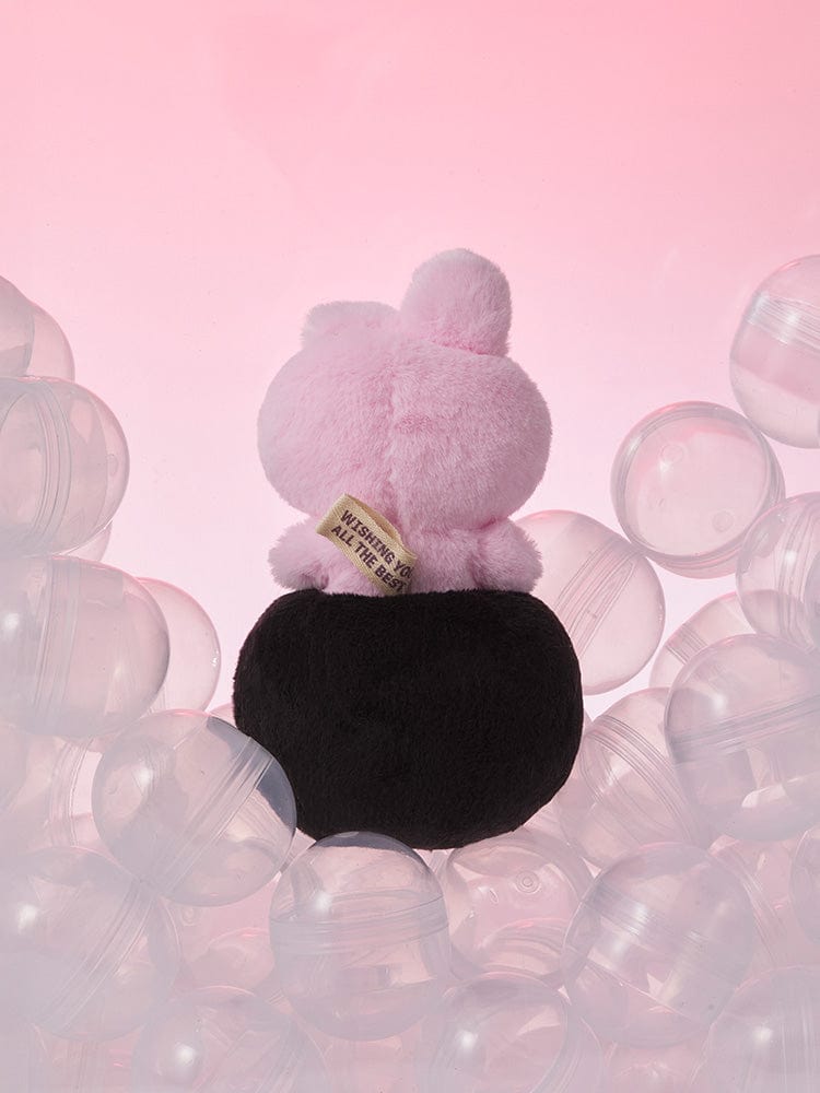 BT21 COOKY minini PLUSH LUCKY GATCHA, peluche COOKY Jungkook BTS sur fond rose, bulles, décor chambre.