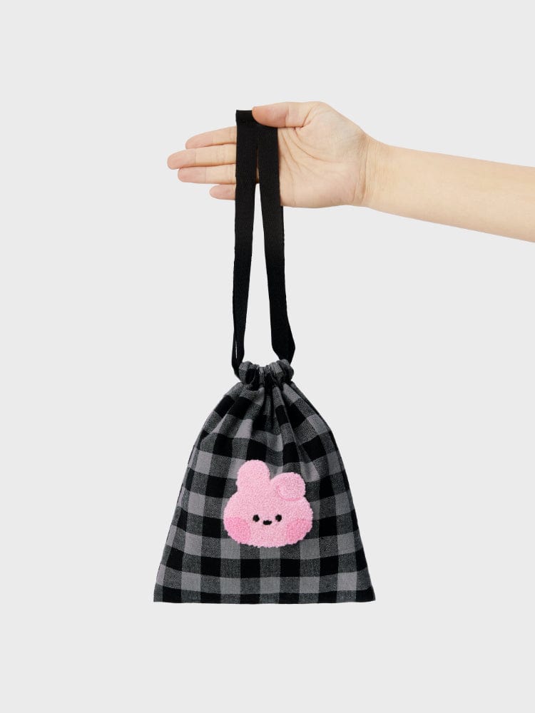 BT21 COOKY minini STRING POUCH BASIC, pochette à cordon LINE FRIENDS avec motif COOKY lapin musclé, main tenant