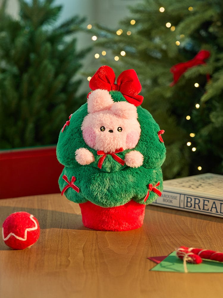 BT21 COOKY minini TREE PLUSH PETITE HOLIDAY, peluche BT21 en sapin décoré pour Noël, près du sapin et des lumières