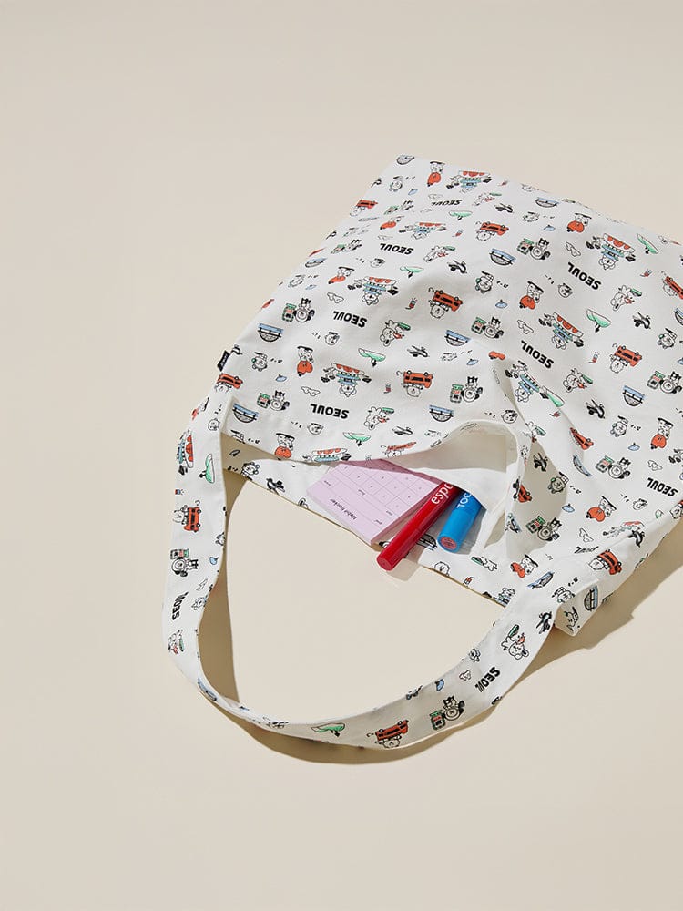 BT21 ECO BAG SEOUL EDITION : pochette cabas en tissu imprimé personnages, motif coloré, sac officiel LINE FRIENDS, vue dessus.