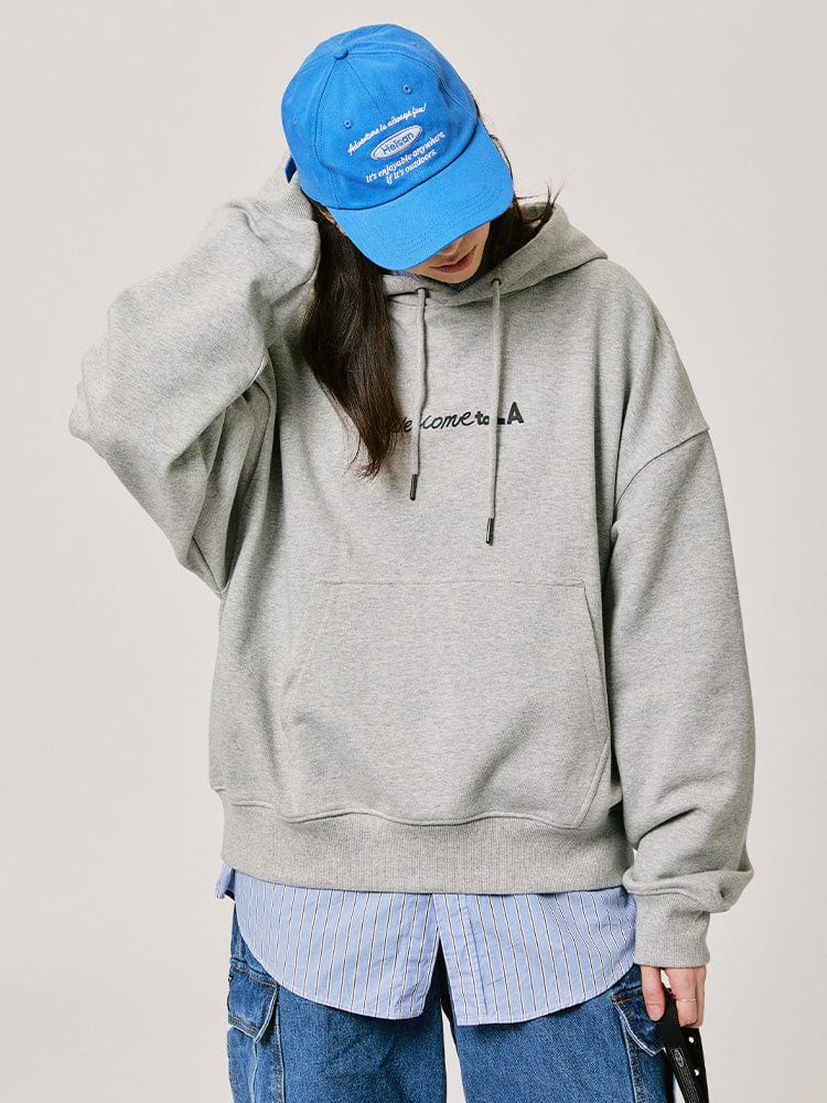 BT21 HOODED SWEATSHIRT 2024 F/W CITY EDITION (LA GRAY) : sweat gris officiel LINE FRIENDS, personnage BT21 sur fond studio.