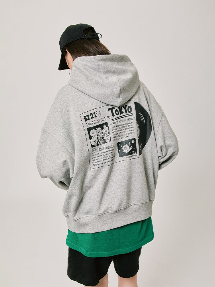 BT21 HOODED SWEATSHIRT 2024 F/W CITY EDITION (TOKYO GRAY) : sweat gris à capuche officiel BT21 porté, arrière plan studio.
