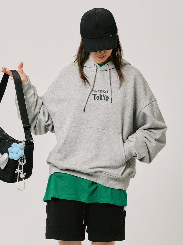 BT21 HOODED SWEATSHIRT 2024 F/W CITY EDITION (TOKYO GRAY) : sweat à capuche gris Tokyo, style K-pop, mannequin en vue