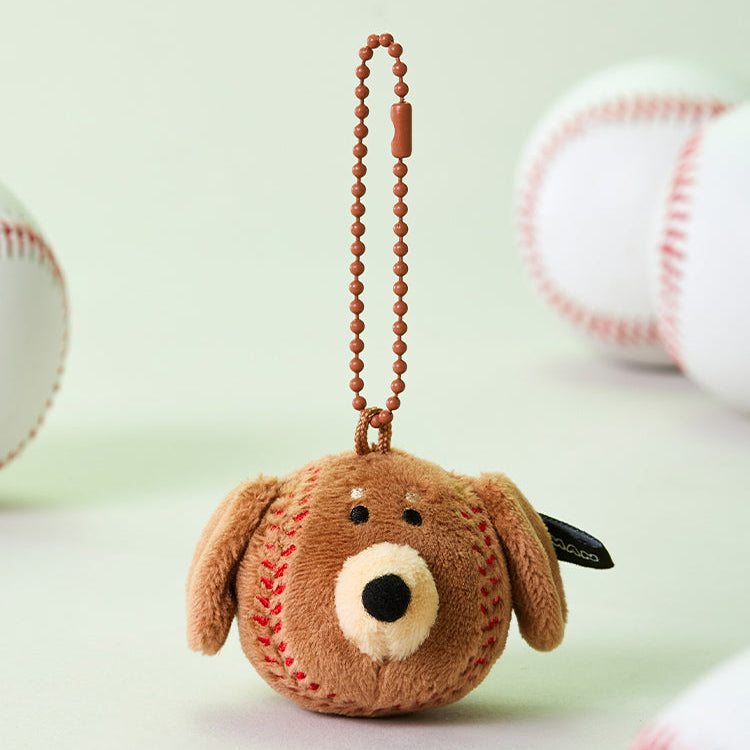 Décris l'image en français mentionnant BT21  Jo Gu-man Woody Baseball Baseball Doll Keychain : petit porte-clés peluche Jo Gu-man