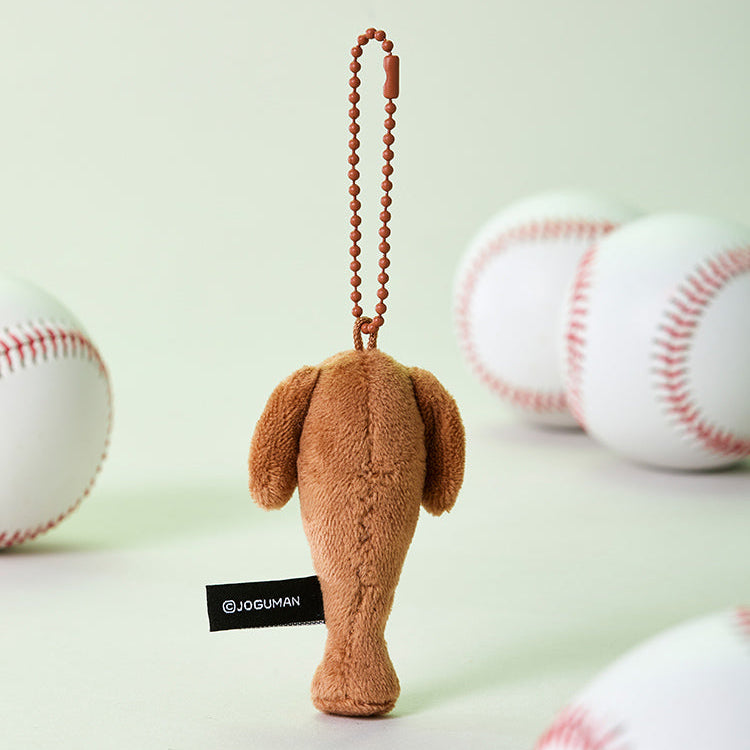 BT21  Jo Gu-man Woody Baseball Bat Doll Keychain, petit porte-clés Jo Gu-man avec attache perles, ballons de baseball en arrière-plan.