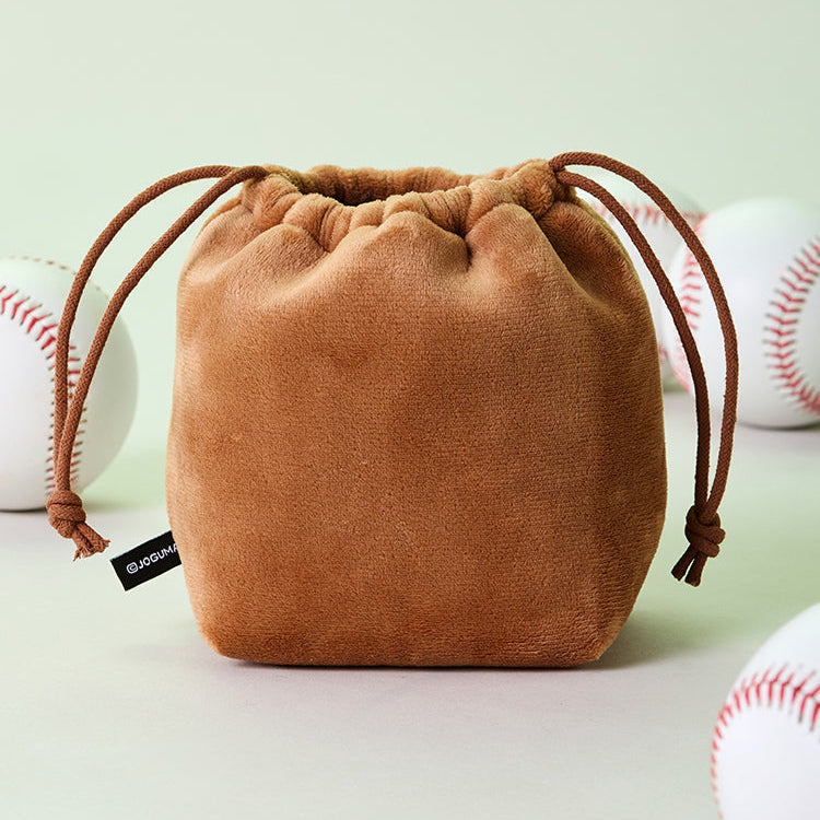 BT21  Joguman Woody Baseball String Pouch, poche à cordon en tissu marron avec ballons, marque BT21, sur fond vert.