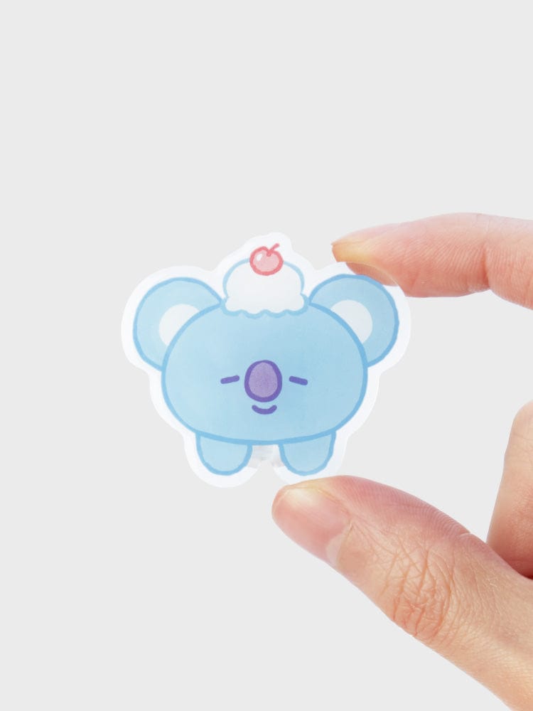 BT21 KOYA ACRYLIC MAGNETIC CLIP ON THE CLOUD EDITION : clip aimanté KOYA sur fond blanc, mains en action, papeterie LINE FRIENDS