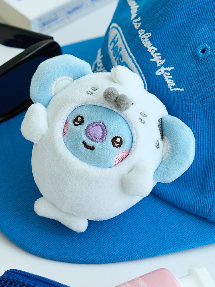 BT21 KOYA BABY MINI DOLL OCEAN FRIENDS : mini peluche koala KOYA, sur casquette bleue, décor chambre, style océan.